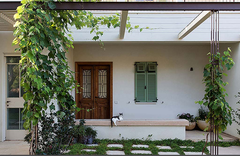 חוץ דלת כניסה